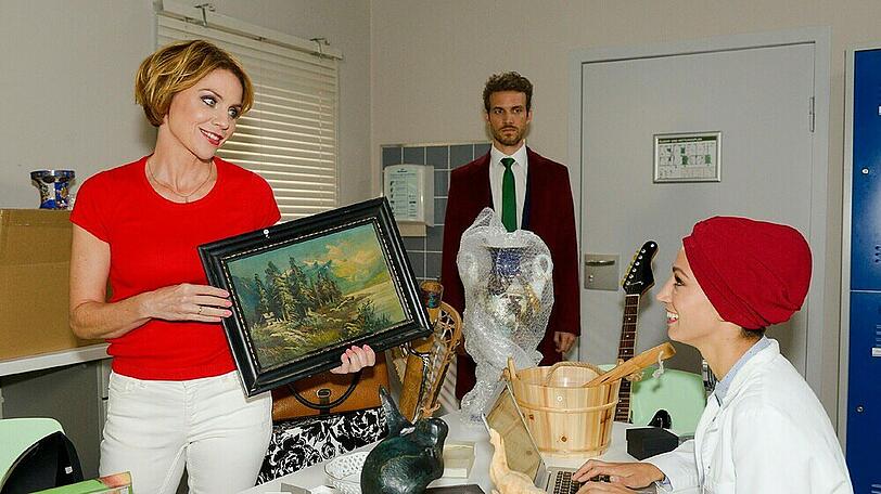 "GZSZ": Nazan (r.) ist überrascht, als nicht nur Yvonne, sondern auch Felix sie bei der Charity-Auktion unterstützt