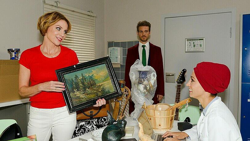 "GZSZ": Nazan (r.) ist überrascht, als nicht nur Yvonne, sondern auch Felix sie bei der Charity-Auktion unterstützt "GZSZ": Nazan (r.) ist überrascht, als nicht nur Yvonne, sondern auch Felix sie bei der Charity-Auktion unterstützt