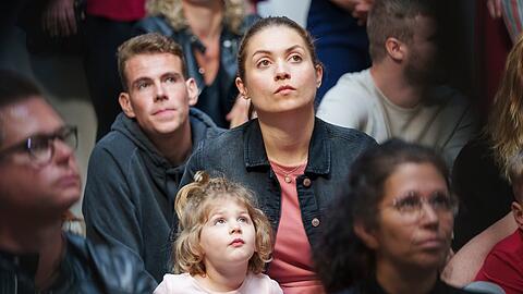 "Du sollst hören": Simon (Benjamin Piwko, l.) und Conny Ebert (Anne Zander, r.) sehen das fehlende Hörvermögen ihrer Tochter Mila (Delia Pfeffer) nicht als Krankheit oder Behinderung.