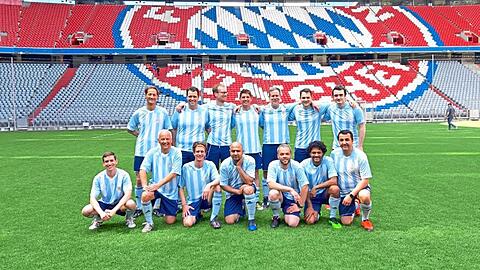 Unter den Spielern der Landtagsauswahl, die Ende Mai auf dem heiligen Rasen des FC Bayern bei einem Turnier kickten, waren diverse Abgeordnete - so etwa AfD-Mann Uli Henkel (unten, 2. v. l.) sowie der Grüne Benjamin Adjei (unten, 2. v. r.). Das Foto zeigt nicht alle Spieler des Teams.