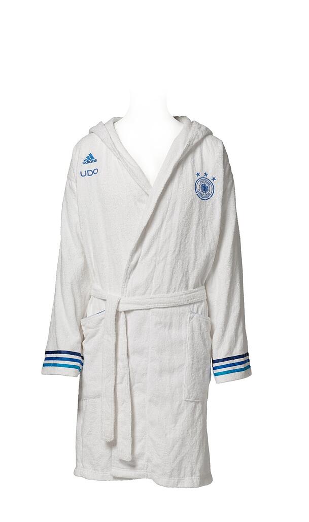 Für "Udo" personalisiert und auf der Rückseite von deutschen Fußballern signiert: einer der Bademäntel des Entertainers (Schätzpreis: 150 bis 200 Euro). Udo Jürgens zog, wenn er auf Konzerten Zugaben spielte, stets einen weißen Frottee-Bademantel an. Für "Udo" personalisiert und auf der Rückseite von deutschen Fußballern signiert: einer der Bademäntel des Entertainers (Schätzpreis: 150 bis 200 Euro). Udo Jürgens zog, wenn er auf Konzerten Zugaben spielte, stets einen weißen Frottee-Bademantel an.