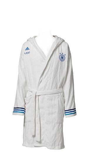 Für "Udo" personalisiert und auf der Rückseite von deutschen Fußballern signiert: einer der Bademäntel des Entertainers (Schätzpreis: 150 bis 200 Euro). Udo Jürgens zog, wenn er auf Konzerten Zugaben spielte, stets einen weißen Frottee-Bademantel an.