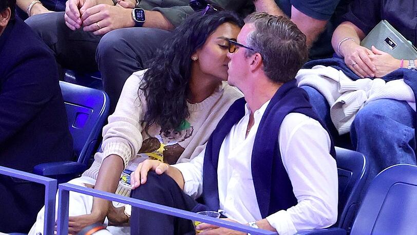 Simone Ashley und ihr Begleiter in New York.