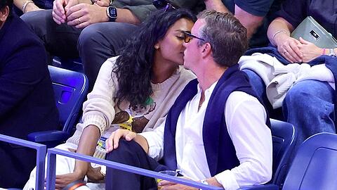 Simone Ashley und ihr Begleiter in New York.