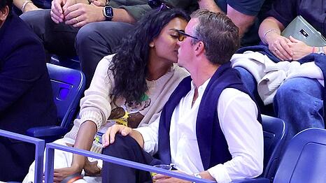 Simone Ashley und ihr Begleiter in New York.