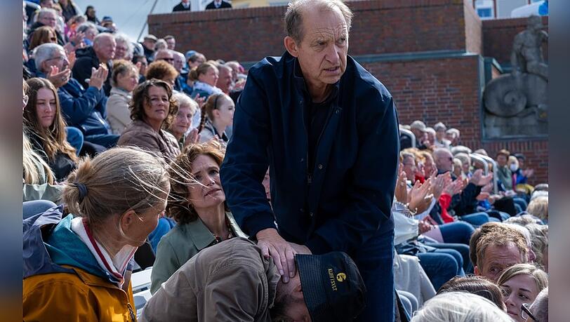 "Nord Nord Mord: Sievers und der letzte Tango": Carl Sievers (Peter Heinrich Brix) k&uuml;mmert sich um den Zuschauer, der bei einem Tanzturnier pl&ouml;tzlich weggekippt ist.