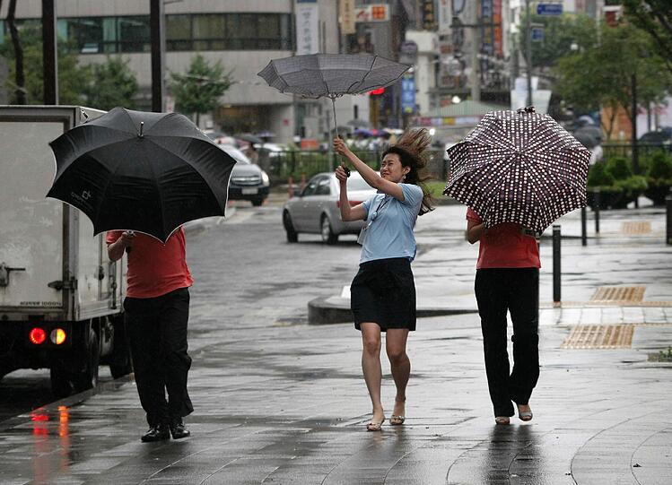 Brechen jetzt wieder die Deiche? &bdquo;Muifa&ldquo; war am Sonntag an der chinesischen Ostküste entlang gezogen und hatte dabei Stromleitungen und Plakatwände in Shanghai niedergerissen. China ist in Sorge.