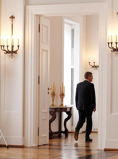 Christian Wulff mit seiner Frau Bettina bei der Presseerklärung im Schloss Bellevue.
