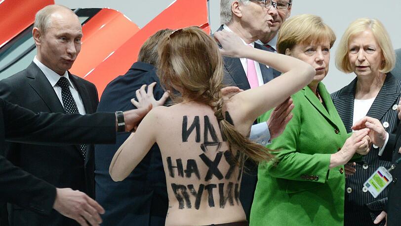 Mit dieser Aktion bei Putin und Merkel haben sich die Femen-Aktivistinnen auch in Deutschland einem breitem Publikum bekanntgemacht. Mit dieser Aktion bei Putin und Merkel haben sich die Femen-Aktivistinnen auch in Deutschland einem breitem Publikum bekanntgemacht.
