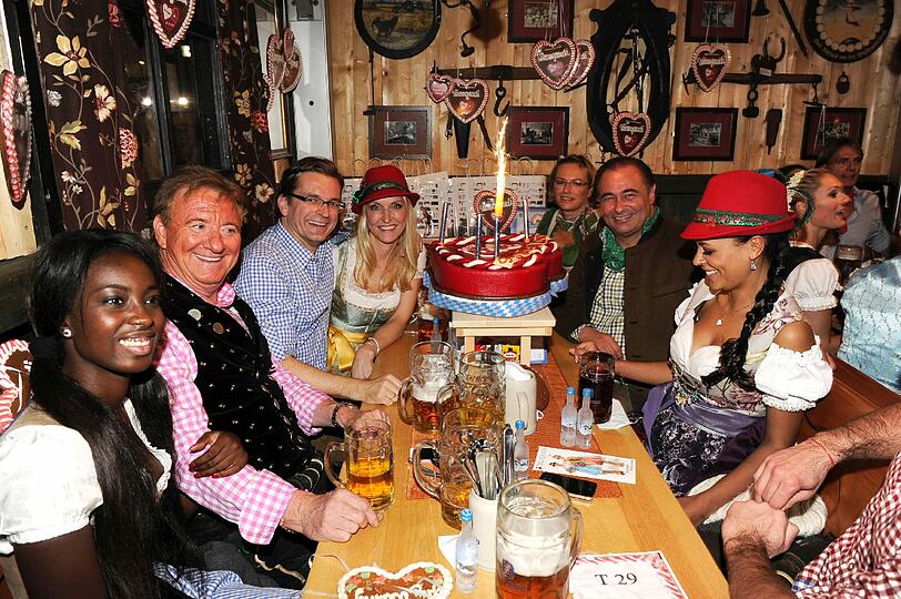 Kare und Dresscoded: Promis feiern in in Hochreiter`s Haxenbraterei auf der Wiesn 2013
