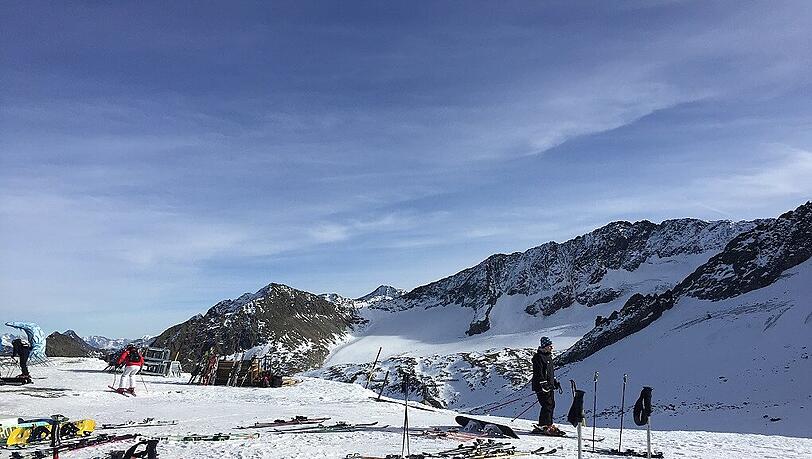 Die Ski-Saison 2015/16 hat begonnen. Die Ski-Saison 2015/16 hat begonnen.