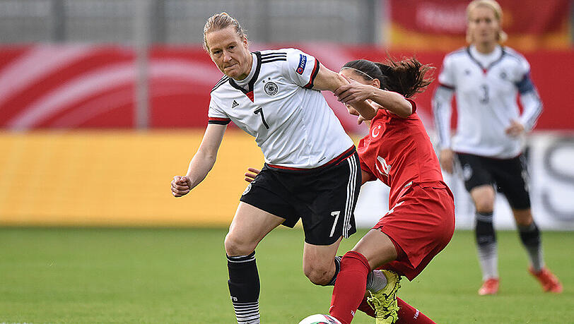 Melanie Behringer spielt seit 2014 für den deutschen Meister FC Bayern. Melanie Behringer spielt seit 2014 für den deutschen Meister FC Bayern.