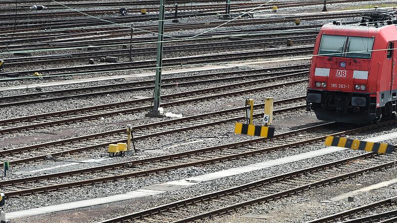 Eine Lok der Deutschen Bahn im Gleisbereich. (Symbolfoto)