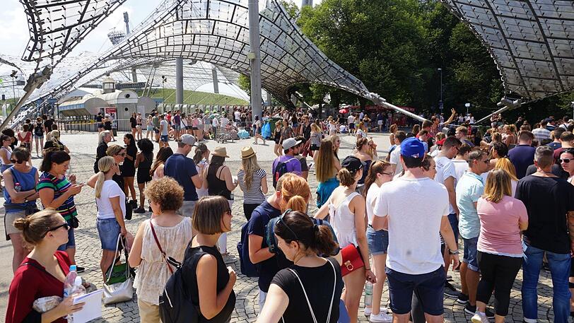 Stunden vor dem Konzert füllt sich der Platz vor dem Olympiastadion mit Ed-Sheeran-Fans. Die Bilder vom Fan-Andrang.