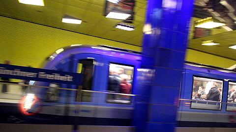 In der Silvesternacht 2018/19 können die Münchner die ganze Nacht hindurch mit Bussen, Tram-, U- und S-Bahnen fahren.