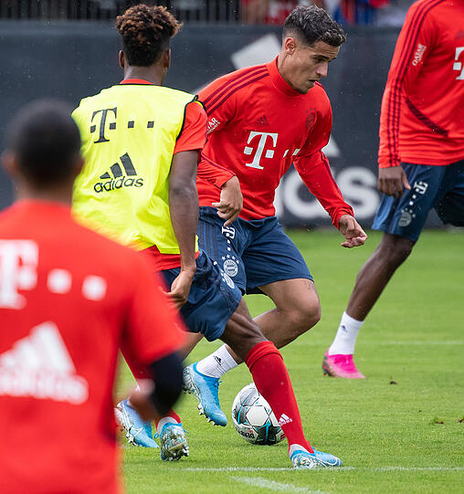 Coutinho im Duell gegen Coman.