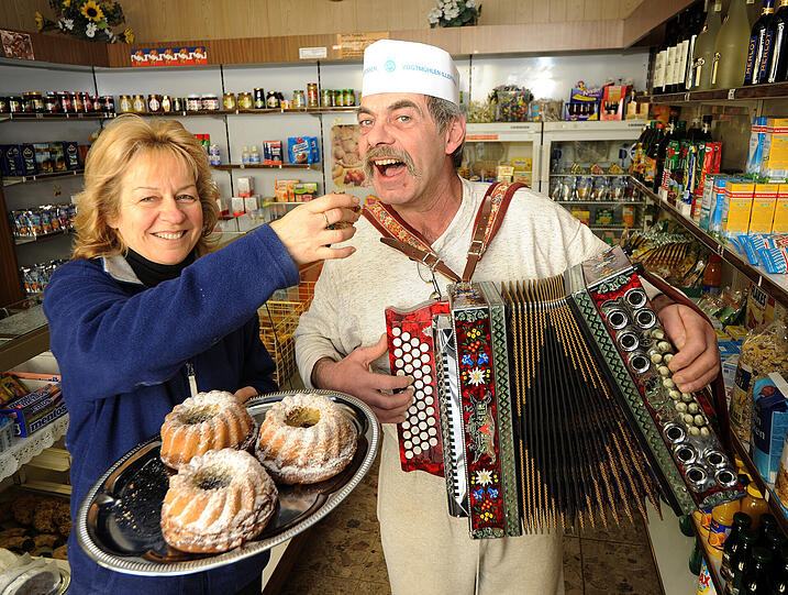 Mit Musik schmeckt&rsquo;s besser: Gerda und Gerhard Angerbauer von der Bäckerei in der Unteren Grasstraße. Statt Teiglinge aufzubacken, wird hier der Teig noch selbst gemacht.
