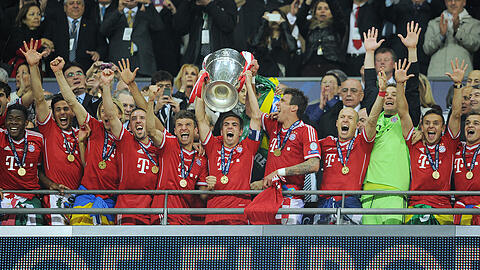 Die Bayern am Ziel ihrer Träume: Kapitän Philipp Lahm regt den Henkelpott in die Höhe. Klicken Sie sich durch die Bilder des Champions-League-Finales.