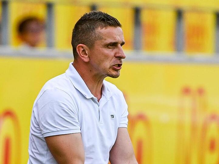 Trainer Mersad Selimbegovic von Regensburg steht am Spielfeldrand. Foto: Armin Weigel/dpa/Archivbild