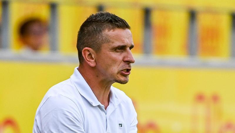 Trainer Mersad Selimbegovic von Regensburg steht am Spielfeldrand. Foto: Armin Weigel/dpa/Archivbild Trainer Mersad Selimbegovic von Regensburg steht am Spielfeldrand. Foto: Armin Weigel/dpa/Archivbild