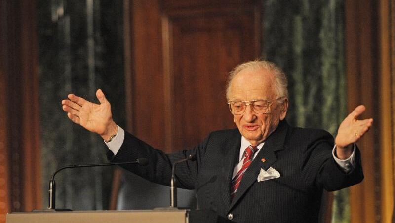 Ben Ferencz, der letzte lebende Chefankläger, 2010 bei der Eröffnung des Memorium Nürnberger Prozesse. Foto: Armin Weigel/dpa Ben Ferencz, der letzte lebende Chefankläger, 2010 bei der Eröffnung des Memorium Nürnberger Prozesse. Foto: Armin Weigel/dpa