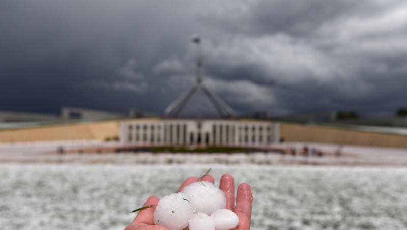Auf einer Hand liegen Golfballgroße Hagelkörner, die bei einem schweren Hagelsturm vor dem Parlamentsgebäude niedergegangen sind. Auf einer Hand liegen Golfballgroße Hagelkörner, die bei einem schweren Hagelsturm vor dem Parlamentsgebäude niedergegangen sind.