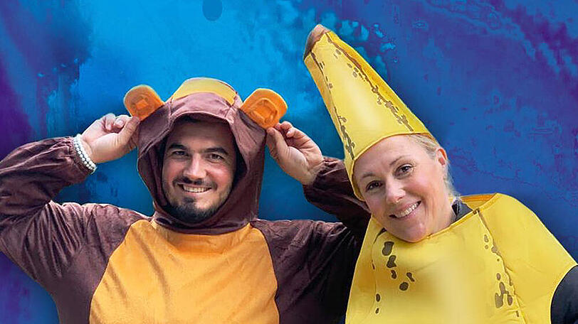 Bettina Wulff verkleidete sich für den Karnevalsverein als Banane, neben ihr ihr Podcast-Mitstreiter Nico Röger als Bär.