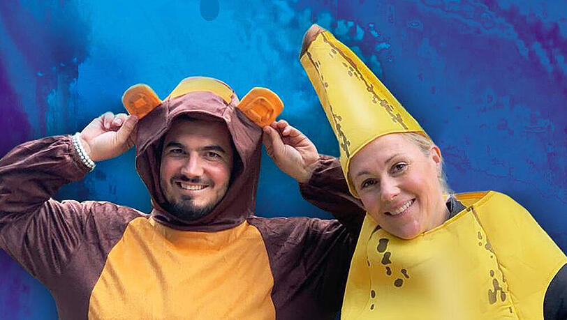 Bettina Wulff verkleidete sich für den Karnevalsverein als Banane, neben ihr ihr Podcast-Mitstreiter Nico Röger als Bär. Bettina Wulff verkleidete sich für den Karnevalsverein als Banane, neben ihr ihr Podcast-Mitstreiter Nico Röger als Bär.