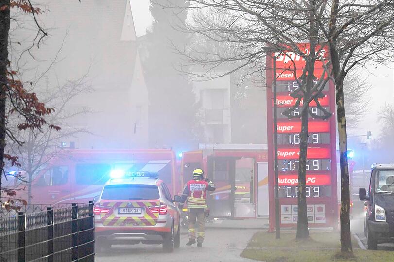 Starker Rauch drang in die Umgebung, zwei Häuser mussten geräumt werden.