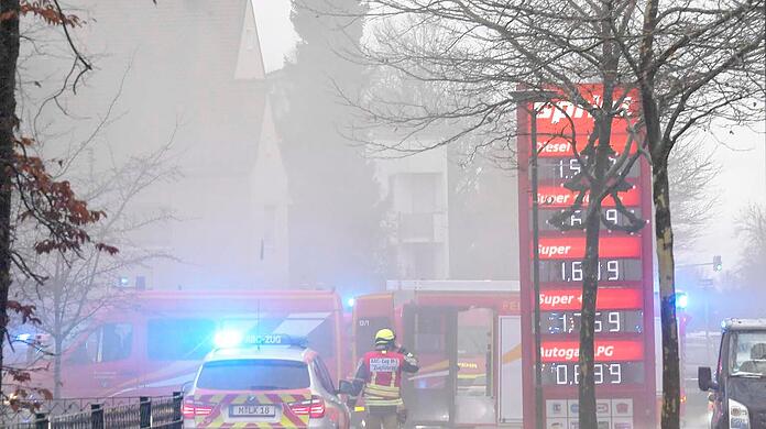 Starker Rauch drang in die Umgebung, zwei Häuser mussten geräumt werden.