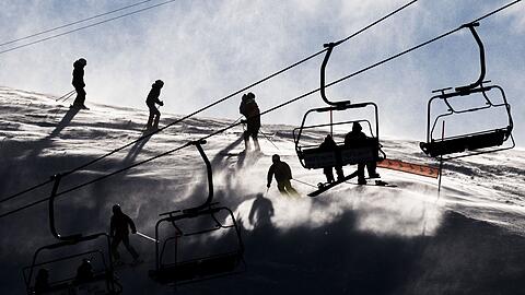 Auf Skipisten in &Ouml;sterreich und der Schweiz sind am Wochenende erneut mehrere Freizeitsportler verungl&uuml;ckt.
