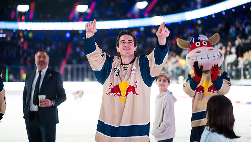 "Heyho, Leggio": Die EHC-Fans feiern David Leggio nach dem 4:1-Heimsieg gegen die Grizzlys Wolfsburg, im Rahmen dessen die Meisterspieler von 2016 im SAP Garden vorbeischauten