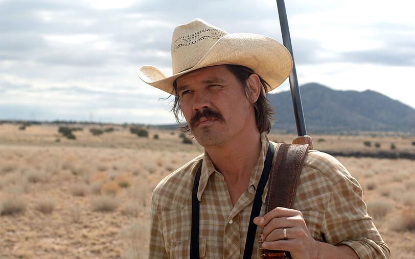 Lewelyn Moss (Josh Brolin) hat nicht mit der Brutalität des Mörders Anton Chigurh gerechnet. Lewelyn Moss (Josh Brolin) hat nicht mit der Brutalität des Mörders Anton Chigurh gerechnet.