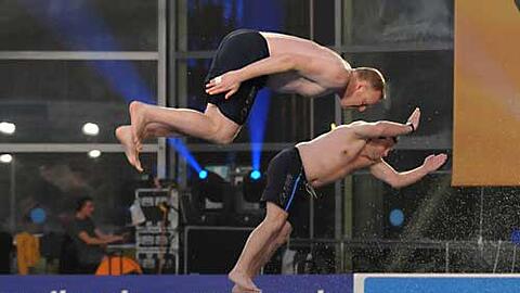 Synchron? Stefan Raab mit Spring-Partner Elton.