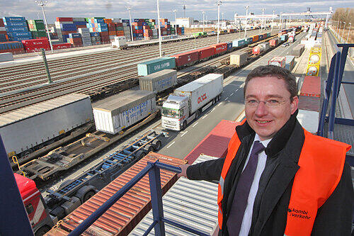Konjunkturmotor Export: Alexander Ochs vom Container-Terminal im Nürnberger Hafen beschert der Aufschwung viel Arbeit.