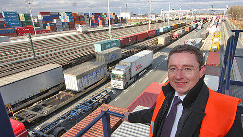 Konjunkturmotor Export: Alexander Ochs vom Container-Terminal im Nürnberger Hafen beschert der Aufschwung viel Arbeit. Konjunkturmotor Export: Alexander Ochs vom Container-Terminal im Nürnberger Hafen beschert der Aufschwung viel Arbeit.
