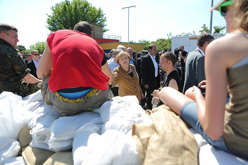 Bundeskanzlerin Angela Merkel (CDU) besucht am einen Hochwasserschwerpunkt an einem Deich aus Sandsäcken in Bitterfeld-Wolfen