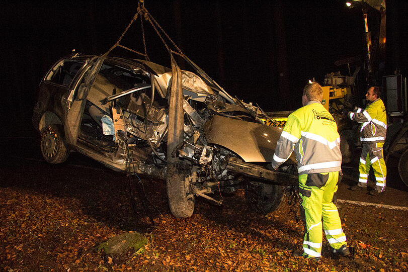 Eine Fahranfängerin verunglückte am Mittwochabend mit einer Beifahrerin im Waldstück bei Pallin, weil das Heck ausbrach. Beide wurden schwer verletzt. Das Auto wurde komplett beschädigt.