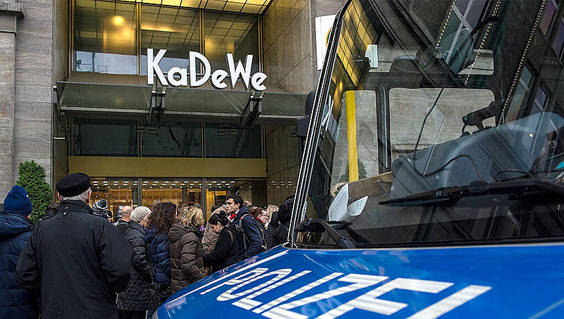 Bislang unbekannte Täter waren am Morgen des 20.12. von einem Seiteneingang in das Haus gestürmt und raubten ein Schmuckgeschäft aus. Bislang unbekannte Täter waren am Morgen des 20.12. von einem Seiteneingang in das Haus gestürmt und raubten ein Schmuckgeschäft aus.