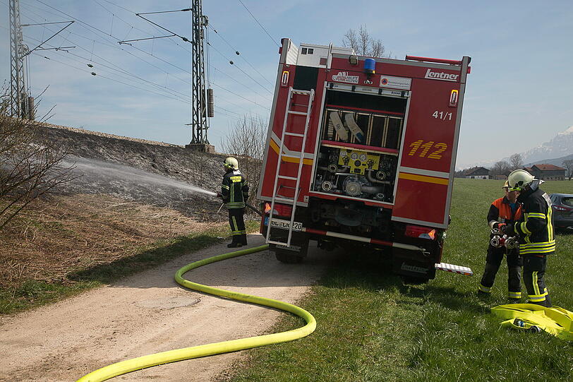 Während der Löscharbeiten am Bahndamm wurde der Zugverkehr eingestellt. Die Bilder vom Feuerweheinsatz.