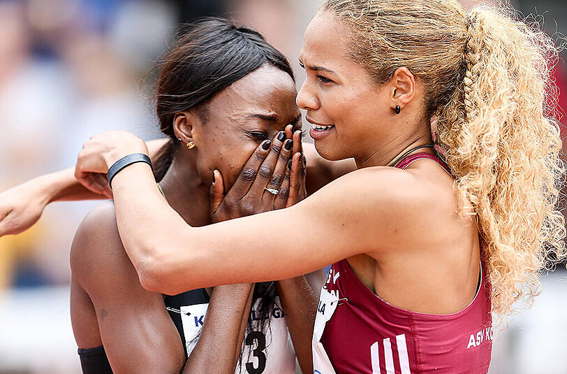 Weitspringerin Sosthene Moguenara ist längst ein Covergirl der deutschen Leichtathletik. Und nun die Nummer 1 auf der Welt in ihrer Disziplin: Bei der Kurpfalz-Gala in Weinheim flog sie auf 7,16 Meter hinaus - so weit wie noch keine andere Konkurrentin im Olympia-Jahr. Hier gratuliert ihr Alexandra Wester.