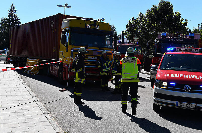 In Traunreut wurde eine Radlerin am Mittwoch von einem Lkw erfasst. Sie starb noch vor Ort. Die Feuerwehr sperrte die Kreuzung ab - die Bilder.
