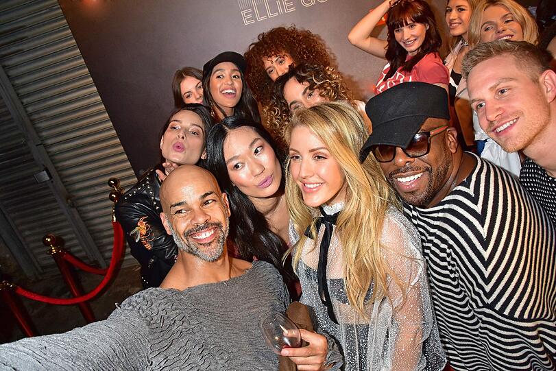 Keine Party ohne Selfies: Sängerin Ellie Goulding gefällt's