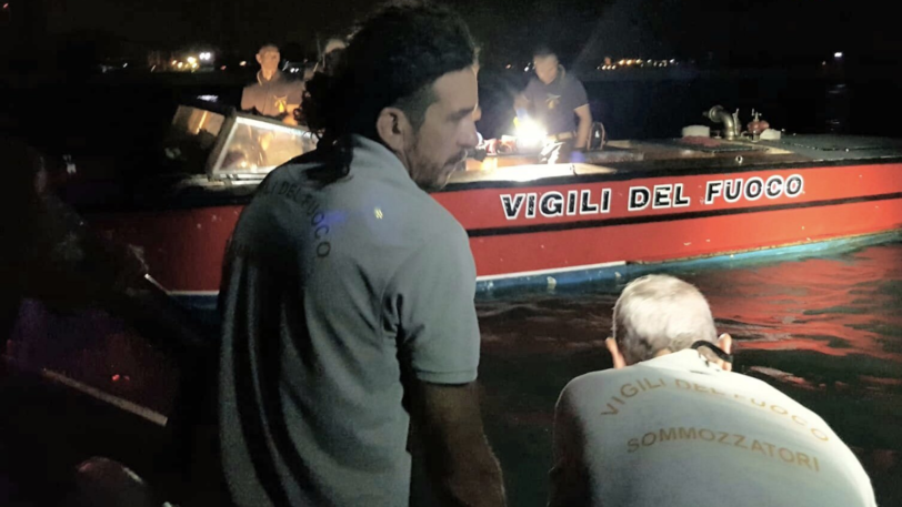 Das von der Vigili del Fuoco zur Verfügung gestellte Foto zeigt Helfer der italienischen Feuerwehr im Einsatz nach einem Zusammenstoß zweier Boote.