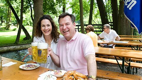 Endlich mal Ruhe, kein Rathaus, keine Akten, nur ein paar ruhige Stunden: Josef Schmid und seine Frau Natalie.