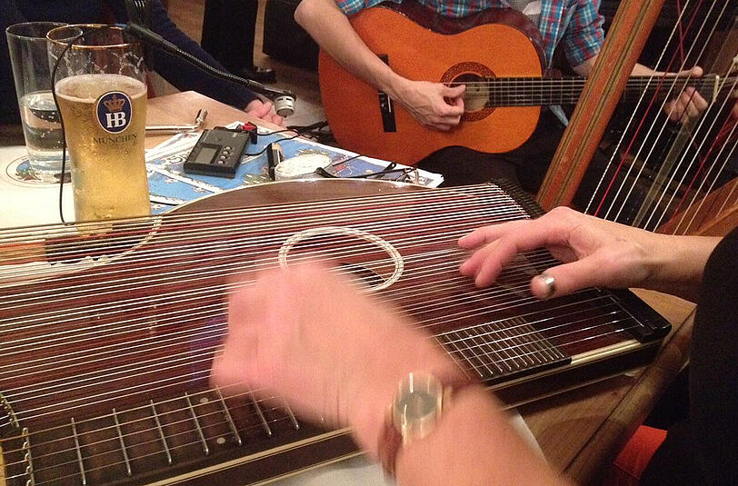 Im Hofbräuhaus wird musiziert, was auf den Tisch kommt.