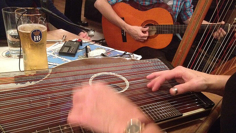 Im Hofbräuhaus wird musiziert, was auf den Tisch kommt. Im Hofbräuhaus wird musiziert, was auf den Tisch kommt.