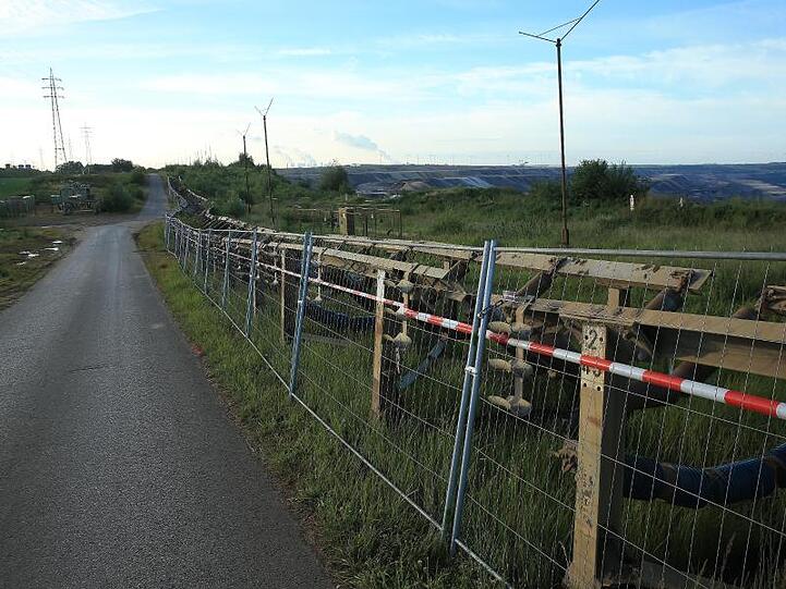 Schutzzaun vor dem Tagebau Garzweiler.