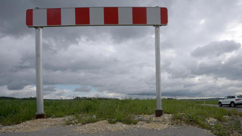 Eine Querbake signalisiert neben der Landesstraße das Ende des Radweges. Foto: Stefan Puchner/Archivbild Eine Querbake signalisiert neben der Landesstraße das Ende des Radweges. Foto: Stefan Puchner/Archivbild
