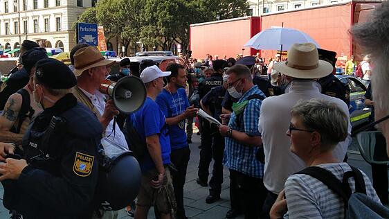 Schon vor dem Start der Demo gibt es die erste Diskussion über die Auflagen.
